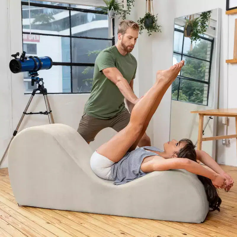 Élégante chaise longue de yoga – Fabriquée aux États-Unis – Idéale pour les étirements, la relaxation, l'exercice et plus, 152 cm L x 46 cm l x 66 cm H, Gris clair
