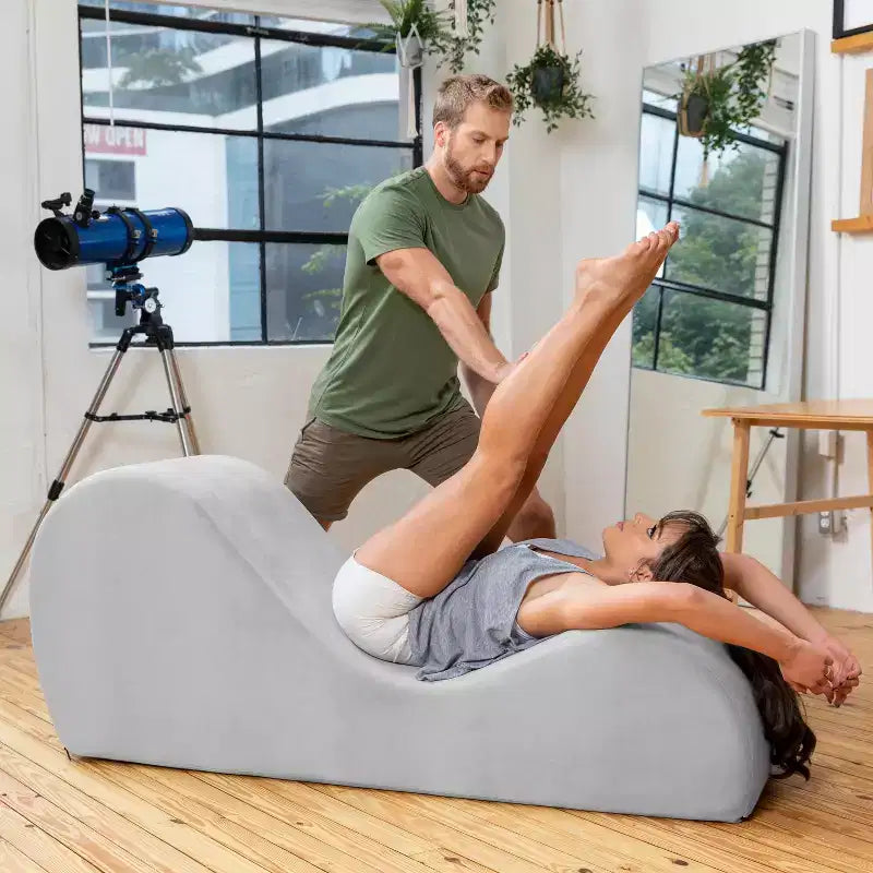Élégante chaise longue de yoga – Fabriquée aux États-Unis – Idéale pour les étirements, la relaxation, l'exercice et plus, 152 cm L x 46 cm l x 66 cm H, Gris clair